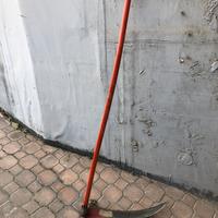 Falce tagliaerba per giardino e prati