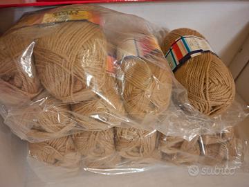 Gomitoli di pura lana vergine beige
