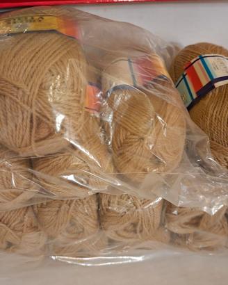 Gomitoli di pura lana vergine beige