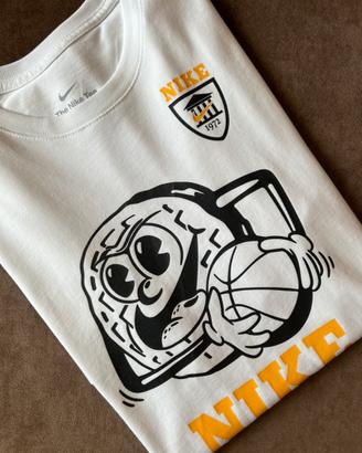 T-shirt Nike bianca con stampa