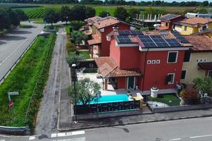 VILLA A SCHIERA D'ANGOLO A SAN MARTINO BUON ALBERG