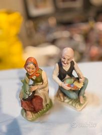 Coppia di figurine in ceramica dipinte a mano