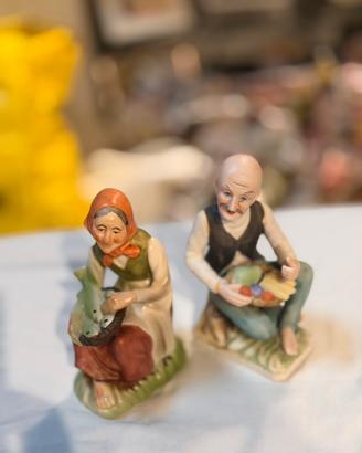 Coppia di figurine in ceramica dipinte a mano
