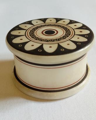 Scatolina tonda decorata in alabastro di Volterra