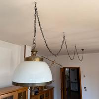 lampadario vintage in ottone e vetro bianco