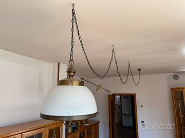 lampadario vintage in ottone e vetro bianco