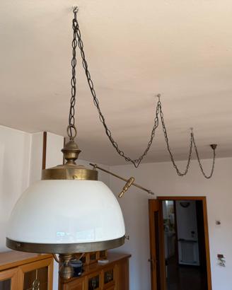 lampadario vintage in ottone e vetro bianco
