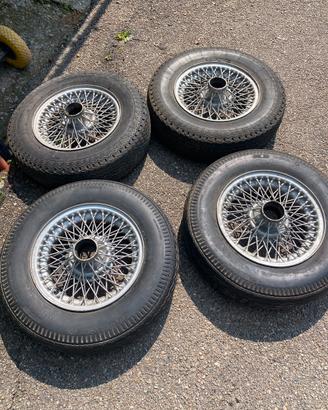 4 cerchi a RAGGIO,JAGUAR E TYPE 5 X 15 " ORIGINALI