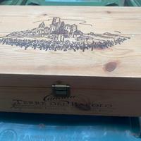 Scatola in legno contentente tappi in sughero