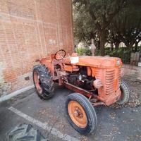 Trattore d'epoca om anni cinquanta