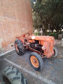 Trattore d'epoca om anni cinquanta