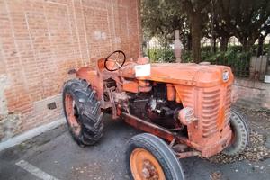 Trattore d'epoca om anni cinquanta