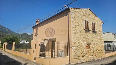 Rustico / Casale di 220 m² con più di 5 locali a P