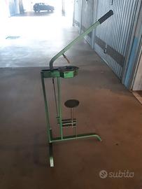 Attrezzo per tappare le bottiglie