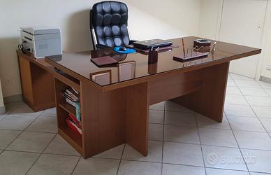 Scrivania direzionale in legno noce