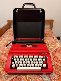 Macchina da scrivere vintage Olivetti