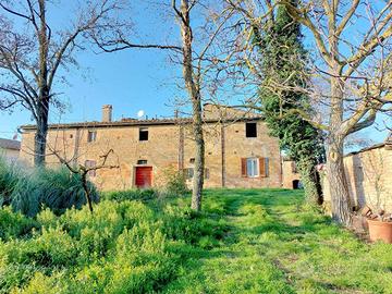 Rustico / Casale di 300 m² con più di 5 locali e b