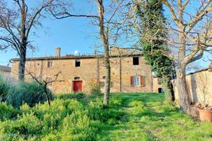 Rustico / Casale di 300 m² con più di 5 locali e b
