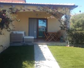Villetta parziale vista mare e ampio giardino