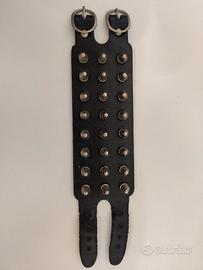 Bracciale in pelle con borchie