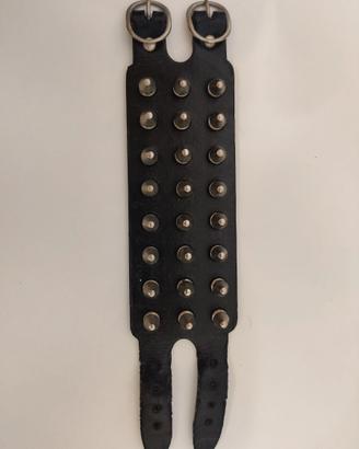 Bracciale in pelle con borchie