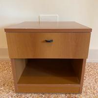 Comodino in legno cuiaro con cassetto e vano