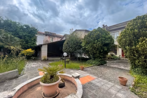 Soluzione indipendente con ampio giardino