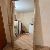 Specchio a figura intera con cornice dorata 