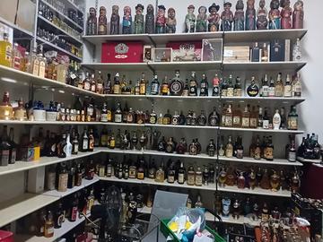 cantina piena di bottiglie antiche 