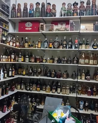 cantina piena di bottiglie antiche 