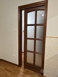 Porta scorrevole in legno con vetro