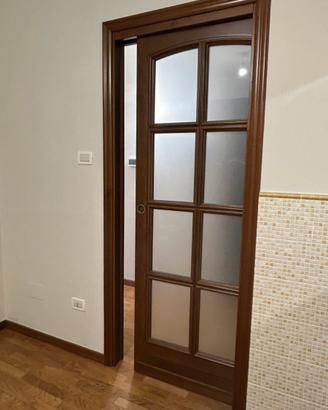 Porta scorrevole in legno con vetro