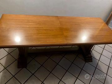 Tavolo in legno allungabile con 8 sedie