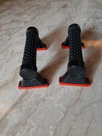 maniglie per flessioni (push-up bars).