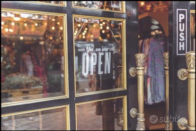 Locale vetrinato di 93mq e canna fumaria