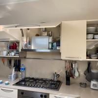 Cucina con elettrodomestici