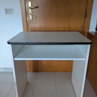 scrivania bianca ufficio