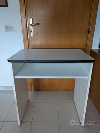 scrivania bianca ufficio