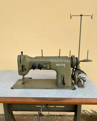 Macchina da cucire industriale NECCHI