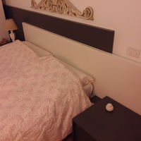 Letto con testiera e comodini