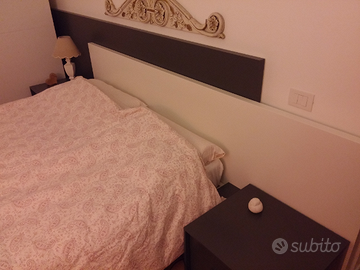 Letto con testiera e comodini