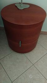 Coppia di comodini in legno noce massello