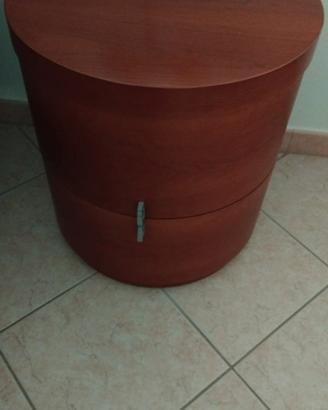 Coppia di comodini in legno noce massello