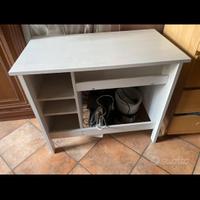 Scrivania+cassettiera+lampada