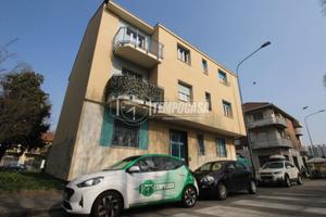 ULTIMO PIANO IN PICCOLA PALAZZINA DA POCO RISTRUTT