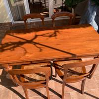 Tavolo in legno massiccio con quattro sedie
