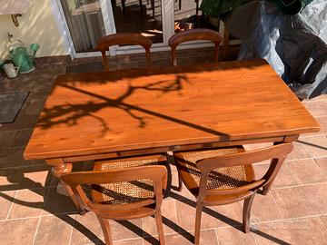 Tavolo in legno massiccio con quattro sedie