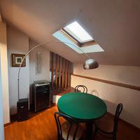 Lampada da terra ad arco con basamento in marmo