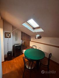 Lampada da terra ad arco con basamento in marmo