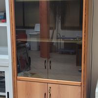 Armadio in legno con ante a vetri